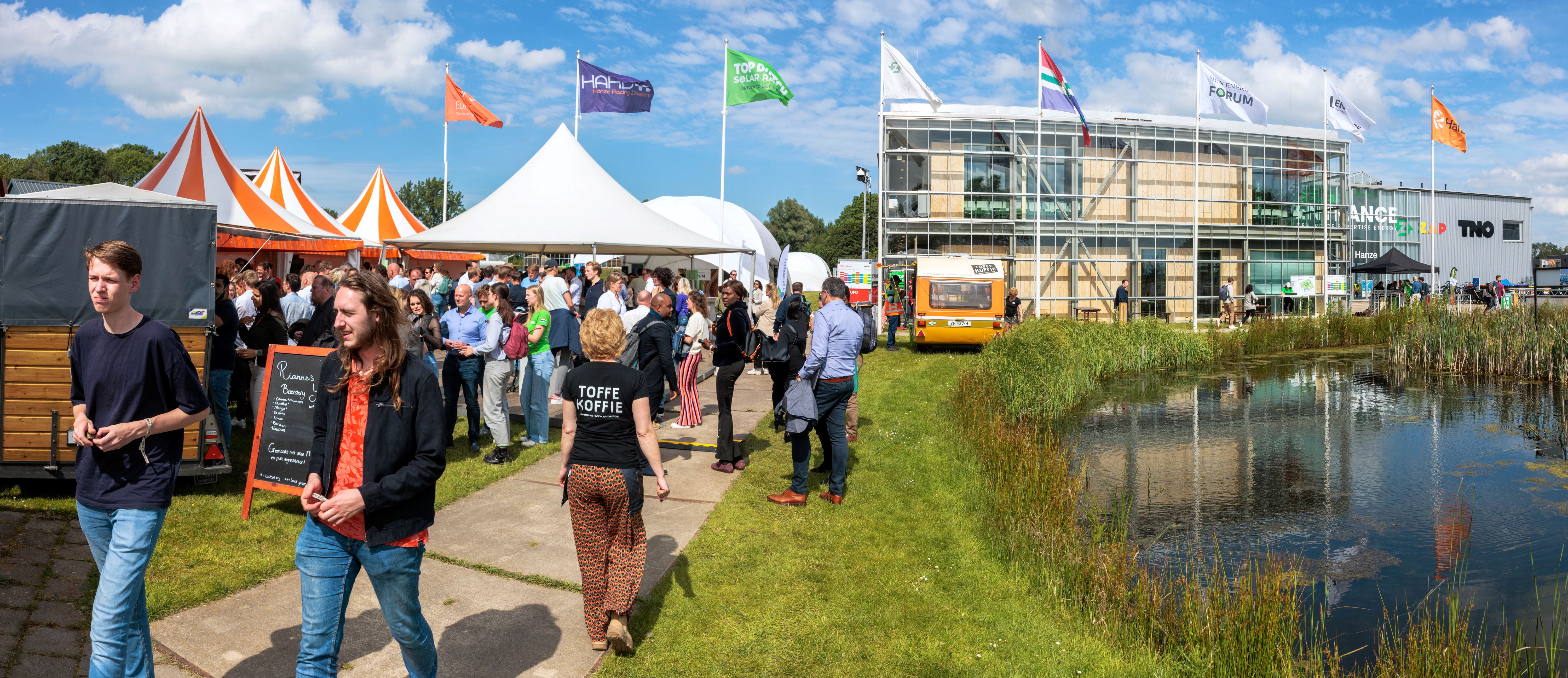 Suze als keynote spreker met op de achtergrond dagvoorzitter Jort Kelder